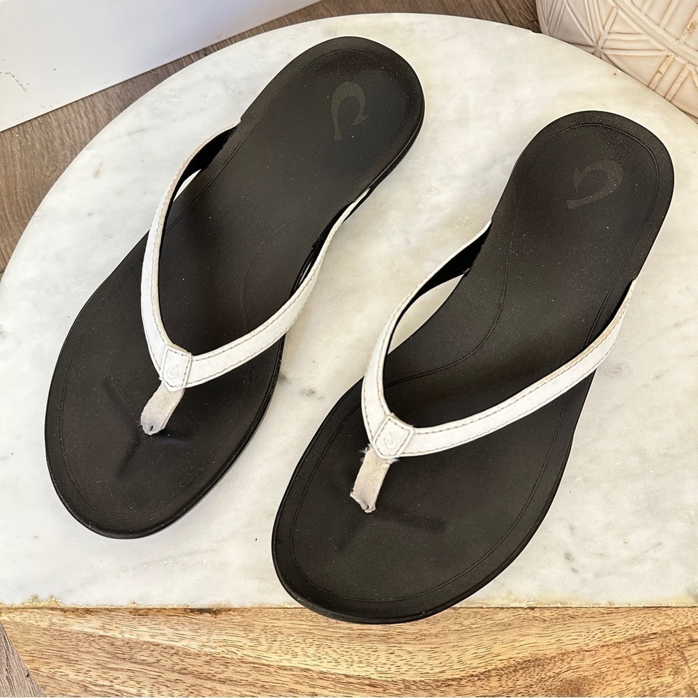 OluKai Ho'opio White/Onyx Strap Flip
Flop Sandals Women's Size 9 - Picture 11 of 11